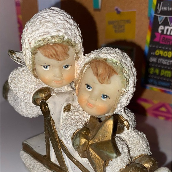 VINTAGE WHITE SNOW BABY ANGELS ON SLED GOLD TRIM CHRISTMAS FIGURINE - Picture 2 of 3